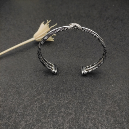 Dathtvid Yurthtman Diamond Crossover X Bracelet