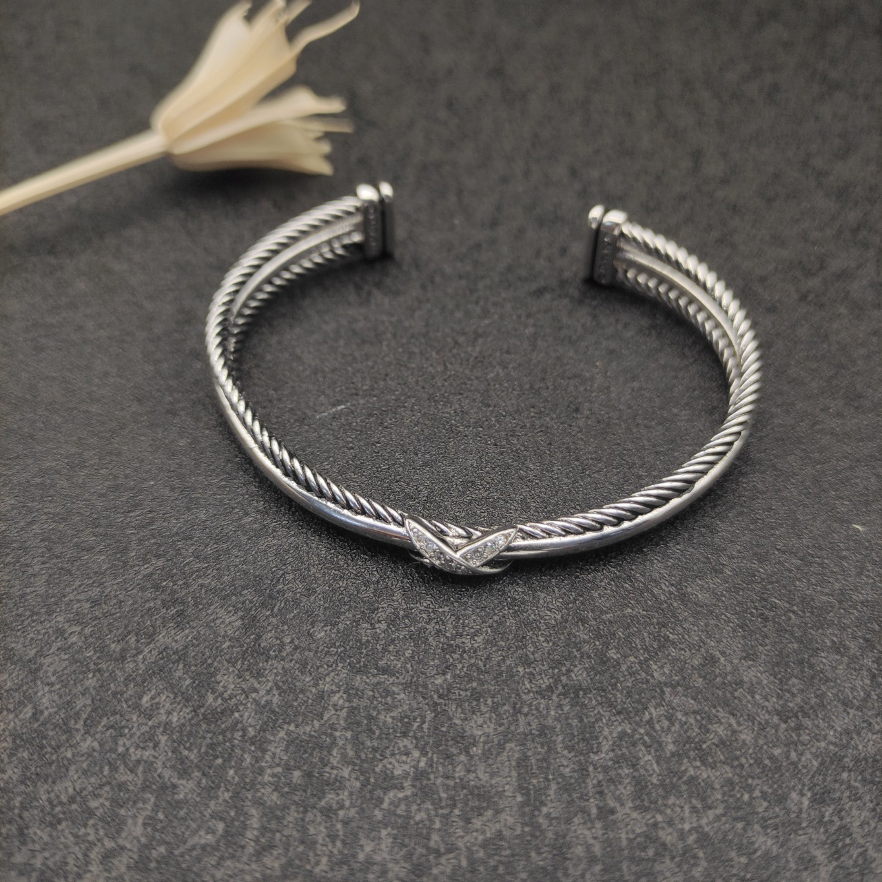 Dathtvid Yurthtman Diamond Crossover X Bracelet