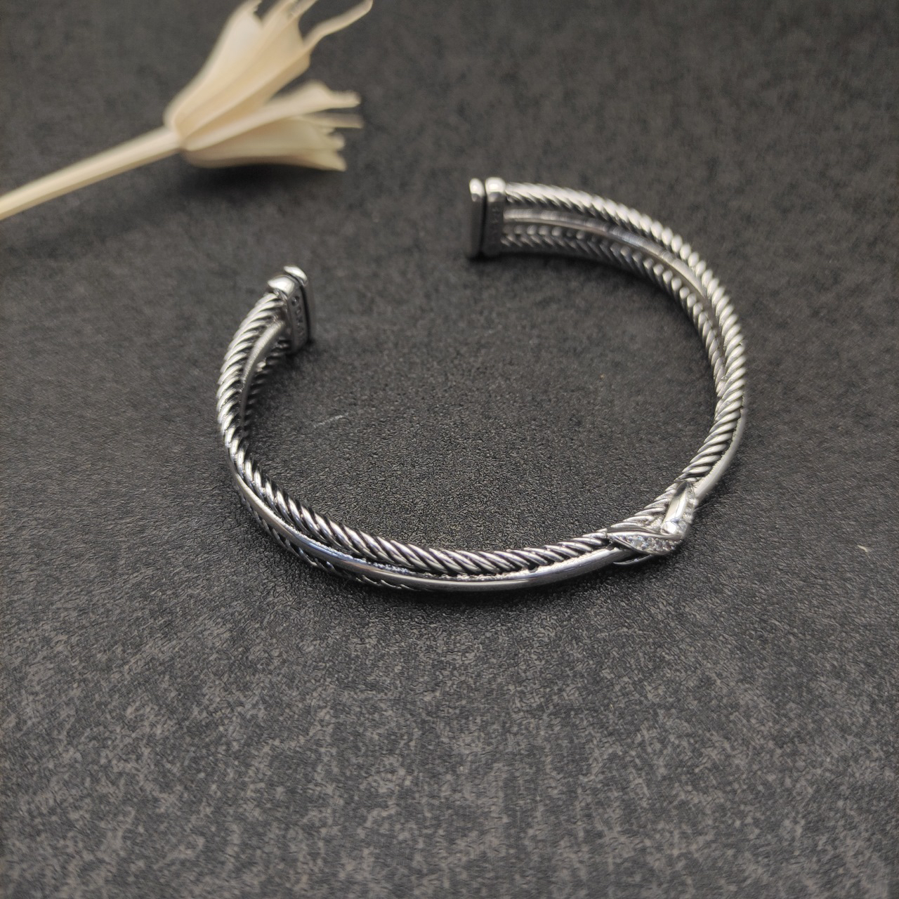Dathtvid Yurthtman Diamond Crossover X Bracelet