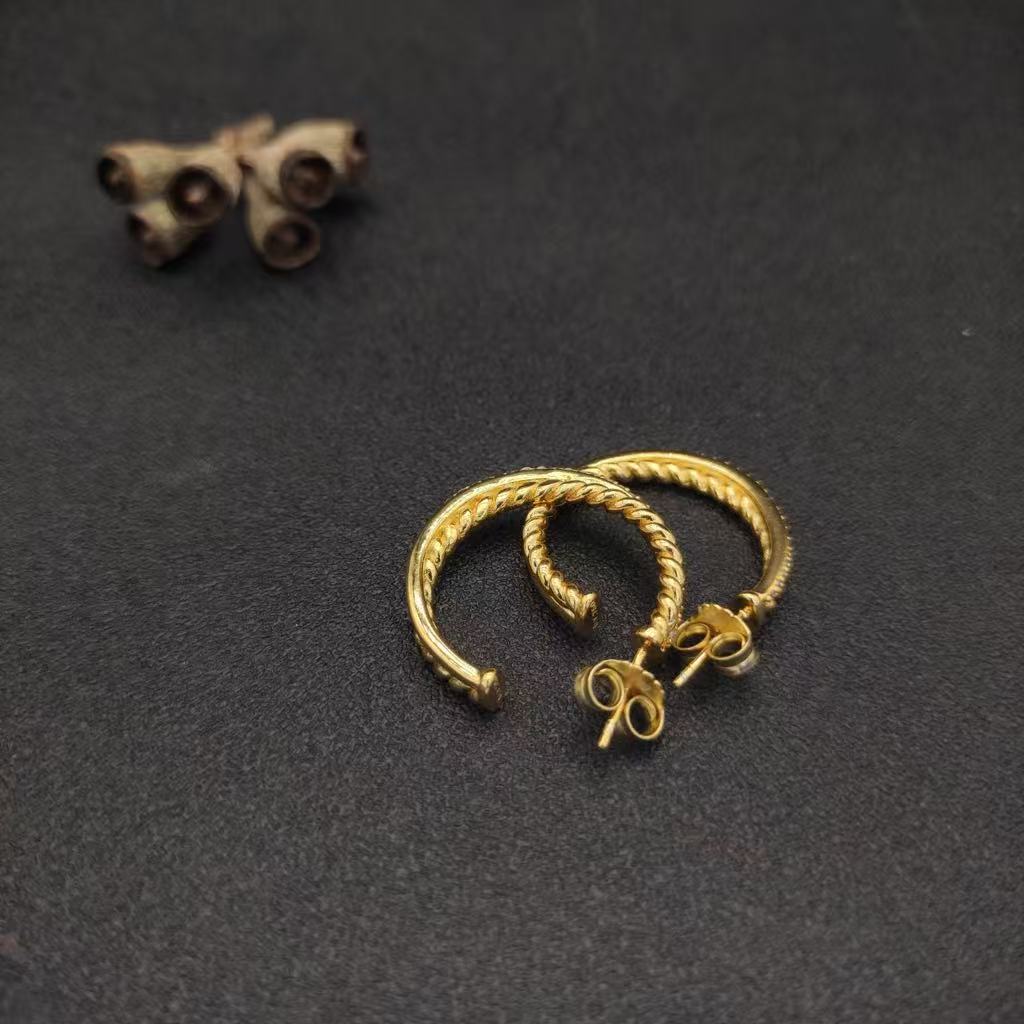 Pavé Crossover Hoop Earrings 18K Yellow Gold with Diamonds