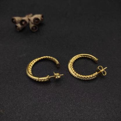 Pavé Crossover Hoop Earrings 18K Yellow Gold with Diamonds