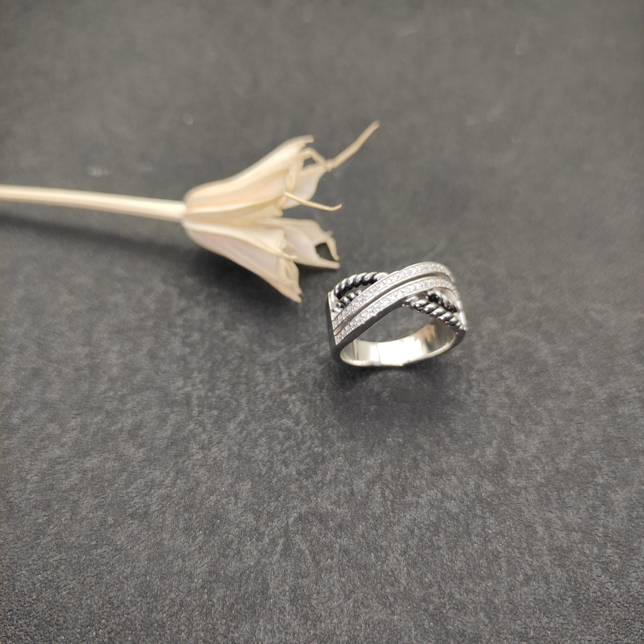 Dathtvid Yurthtman Diamond Crossover Ring