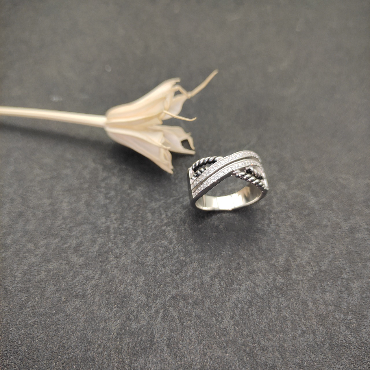 Dathtvid Yurthtman Diamond Crossover Ring