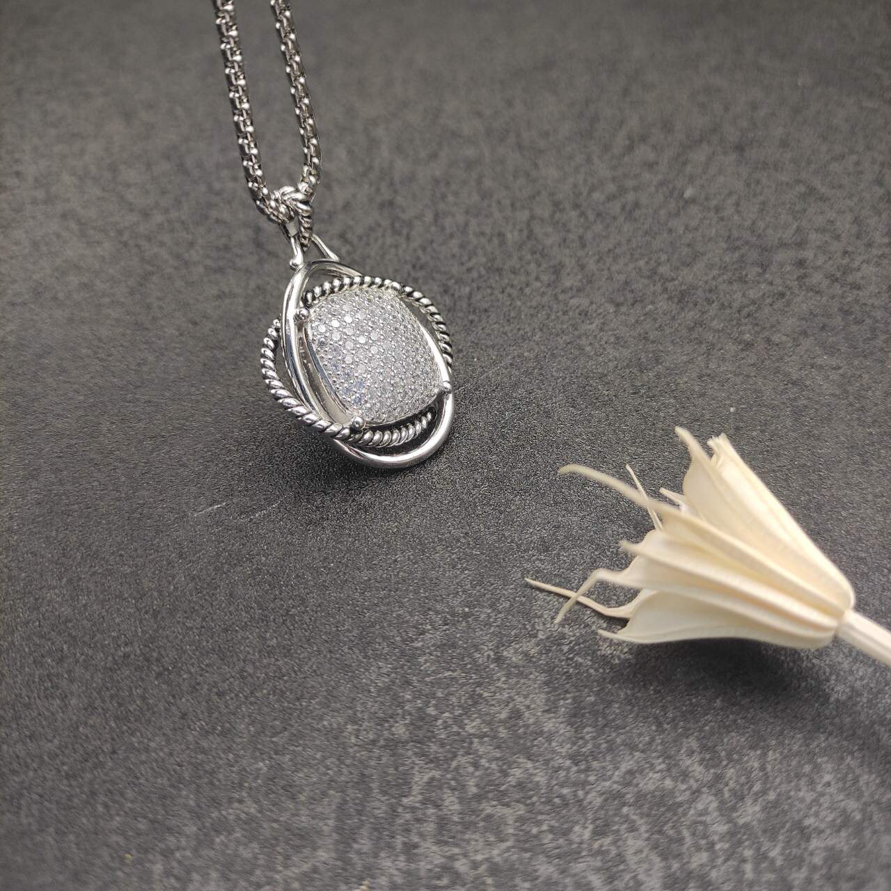 Dathtvid Yurthtman Infinity Pendant with Diamonds in Silver, 32mm