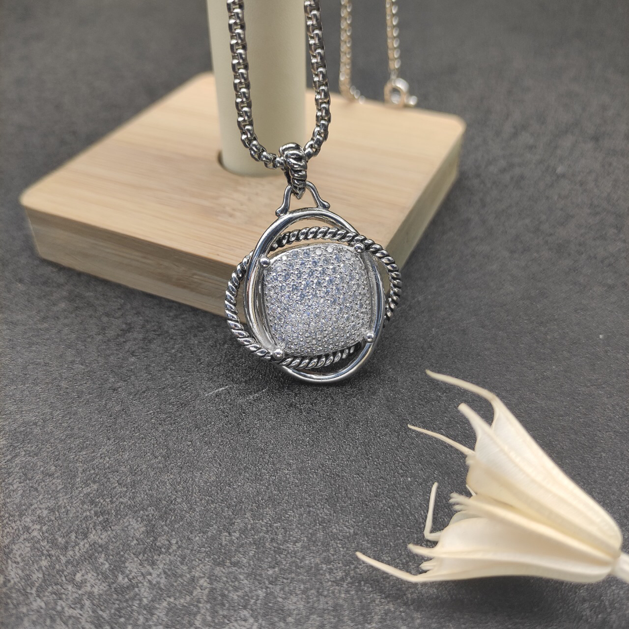 Dathtvid Yurthtman Infinity Pendant with Diamonds in Silver, 32mm