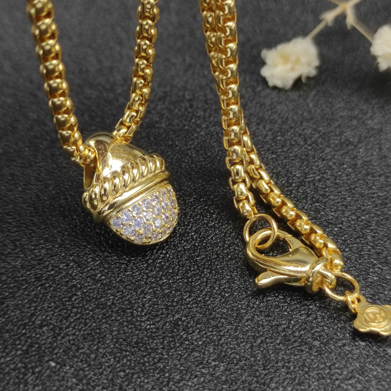 Dathtvid Yurthtman Acorn Pendant Necklace 18k Gold Diamond