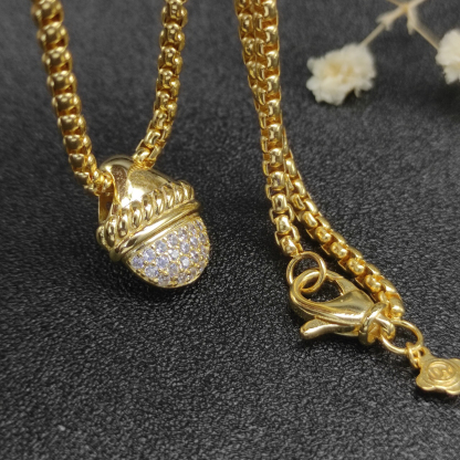 Dathtvid Yurthtman Acorn Pendant Necklace 18k Gold Diamond