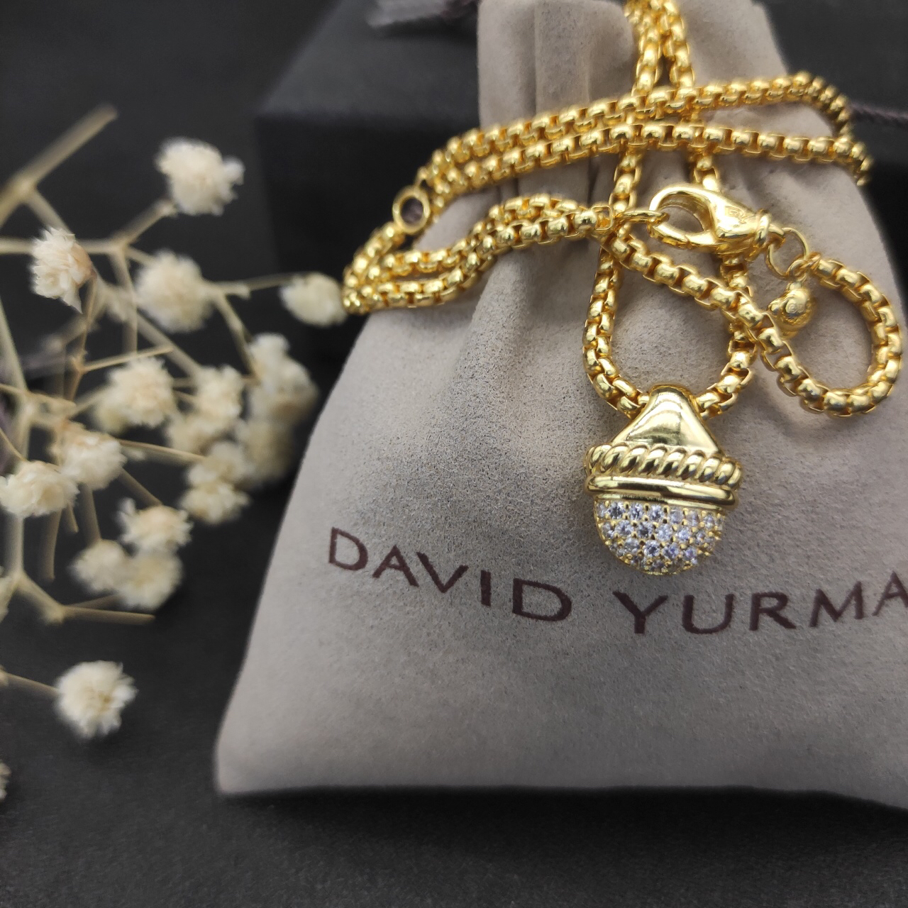 Dathtvid Yurthtman Acorn Pendant Necklace 18k Gold Diamond