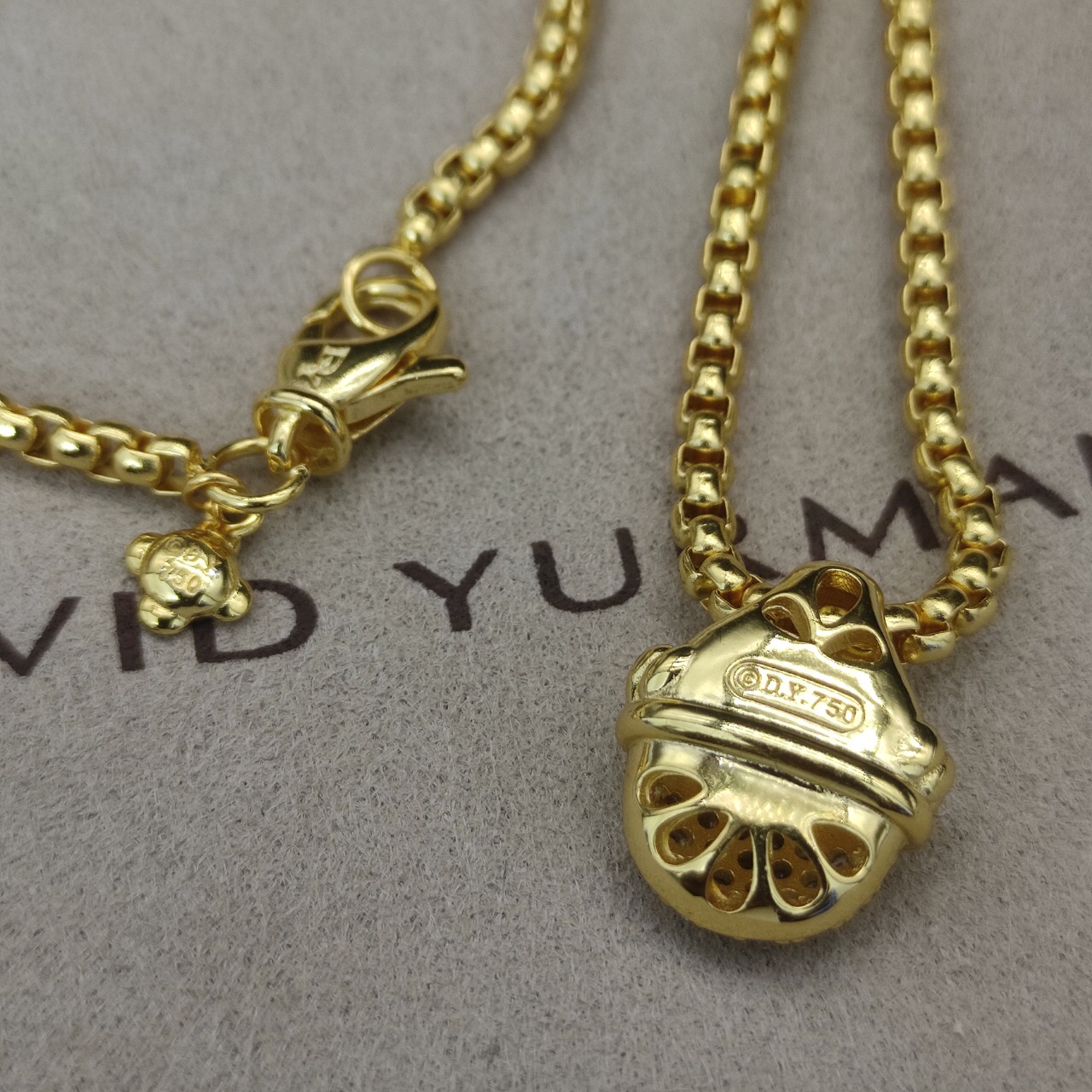 Dathtvid Yurthtman Acorn Pendant Necklace 18k Gold Diamond