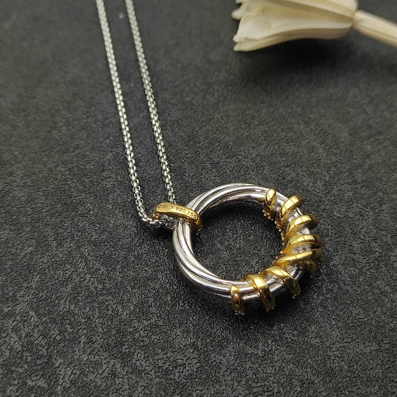 Dathtvid Yurthtman Helena Round Pendant Necklace in 18K Yellow Gold with Diamonds