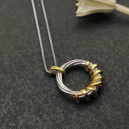 Dathtvid Yurthtman Helena Round Pendant Necklace in 18K Yellow Gold with Diamonds