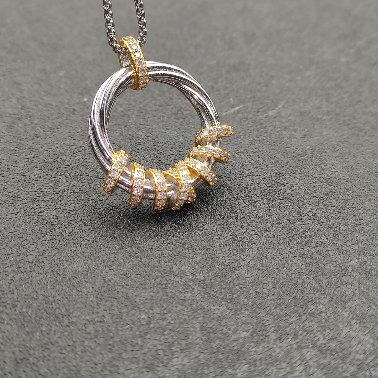 Dathtvid Yurthtman Helena Round Pendant Necklace in 18K Yellow Gold with Diamonds