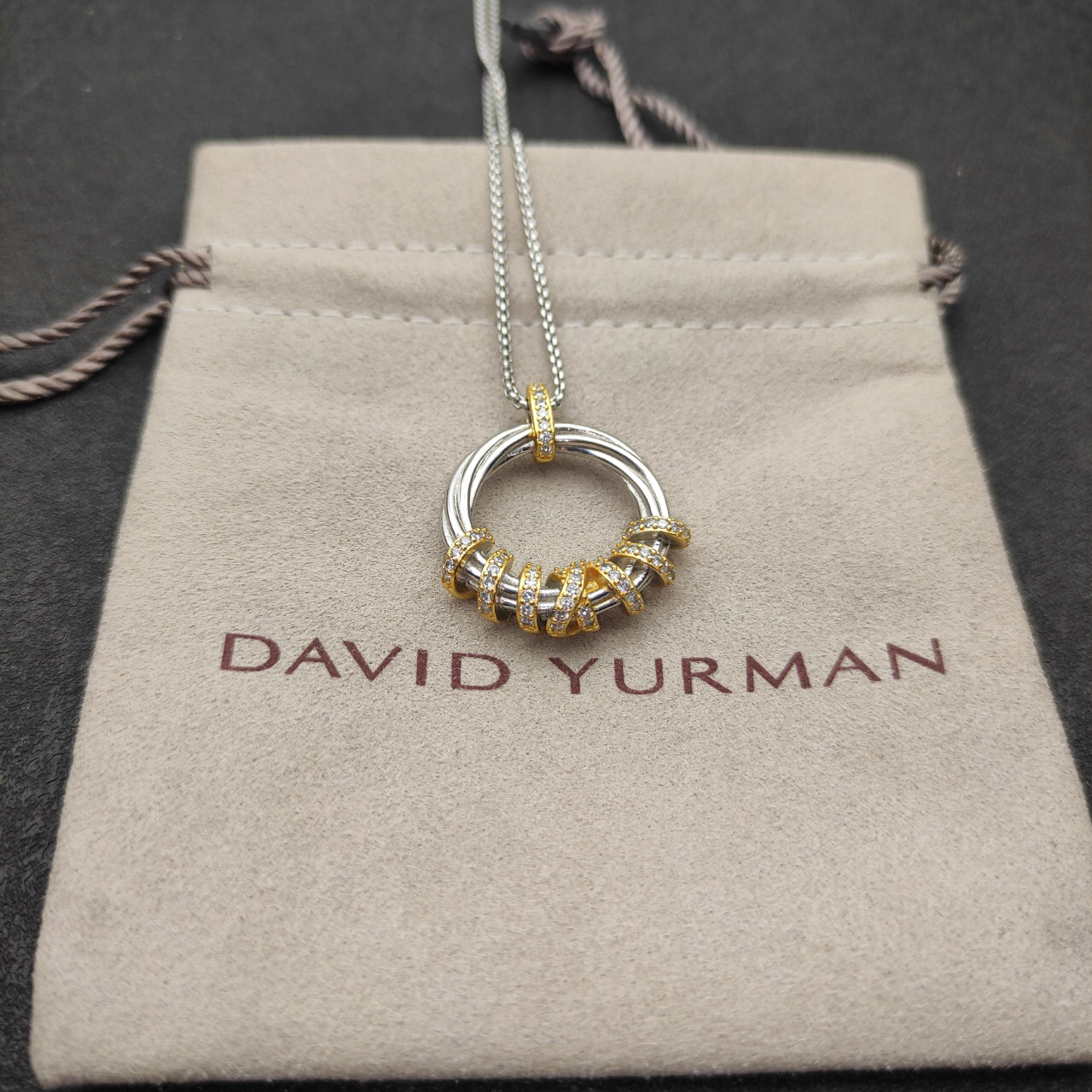 Dathtvid Yurthtman Helena Round Pendant Necklace in 18K Yellow Gold with Diamonds