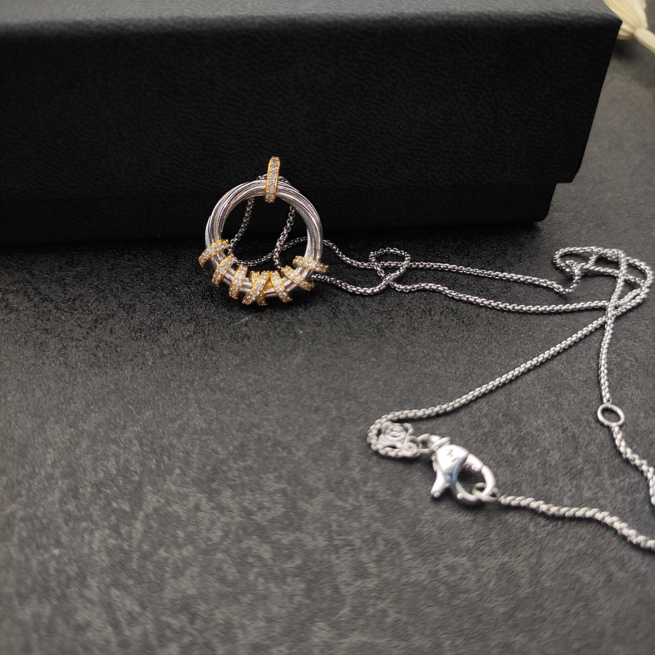 Dathtvid Yurthtman Helena Round Pendant Necklace in 18K Yellow Gold with Diamonds