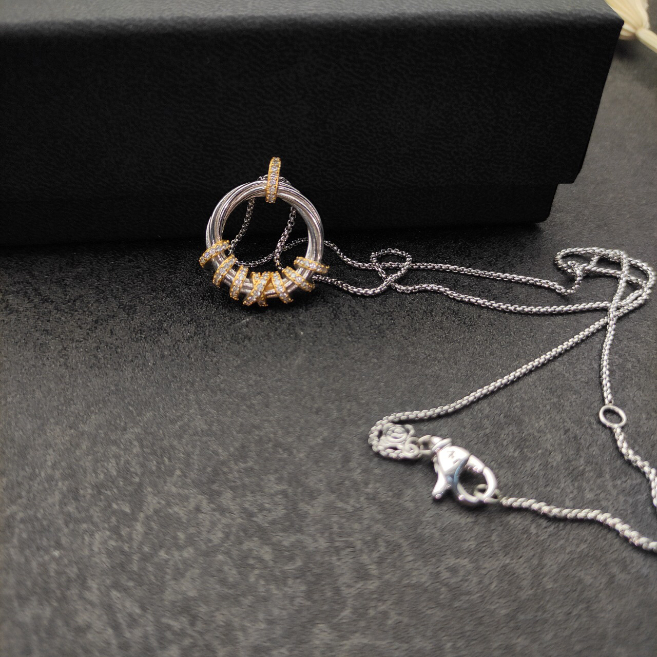 Dathtvid Yurthtman Helena Round Pendant Necklace in 18K Yellow Gold with Diamonds