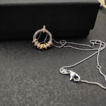 Dathtvid Yurthtman Helena Round Pendant Necklace in 18K Yellow Gold with Diamonds