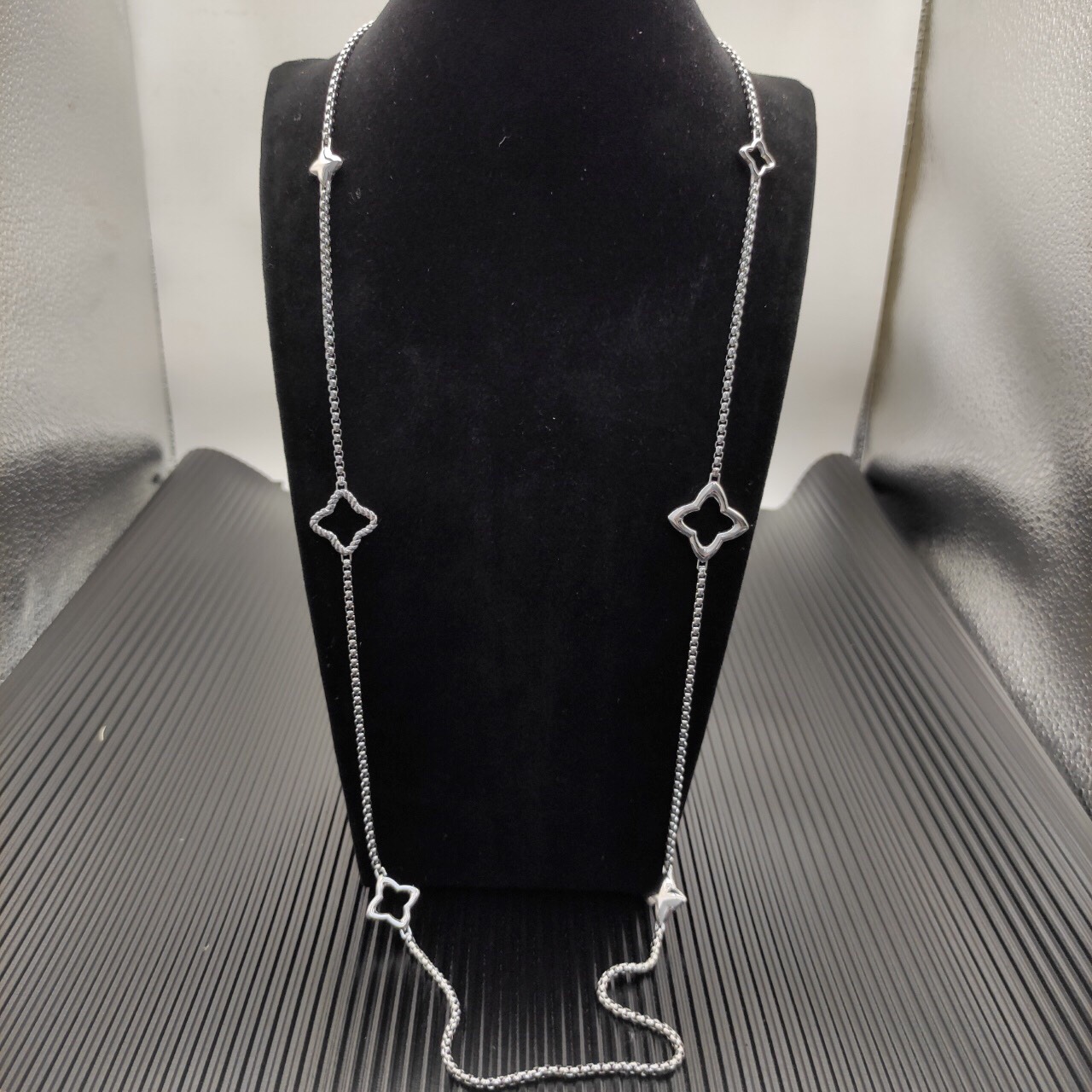 Dathtvid Yurthtman Sterling Silver Quatrefoil Chain Necklace