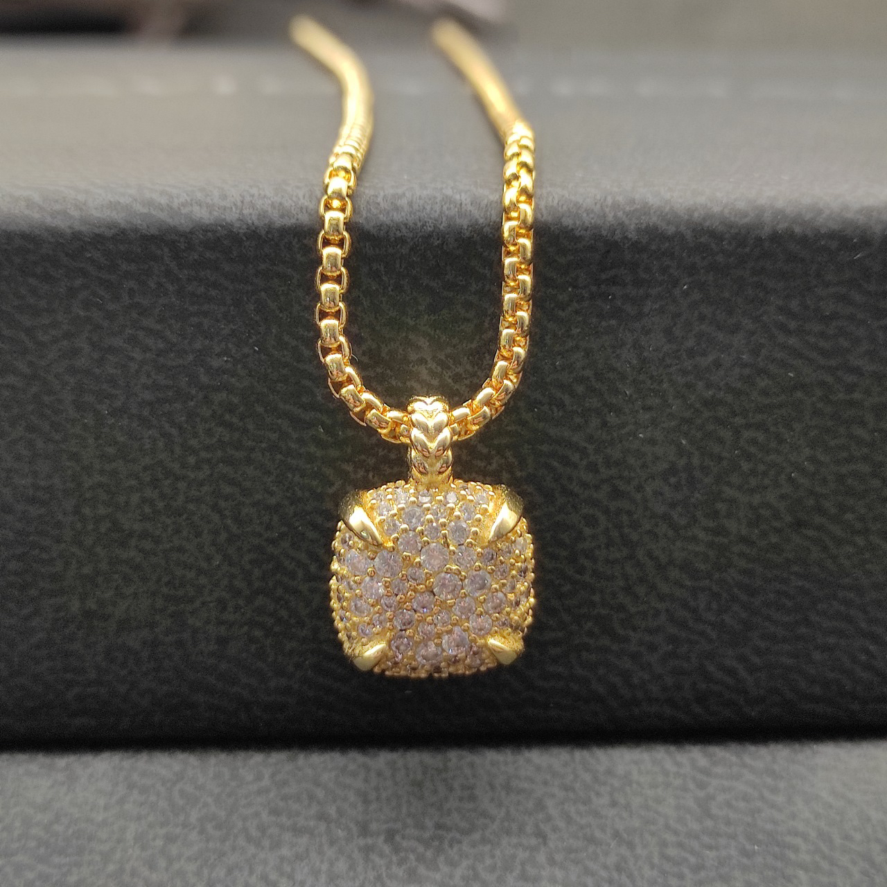 Chatelaine® Pendant Necklace 18K Yellow Gold with Pavé Diamonds, 14mm