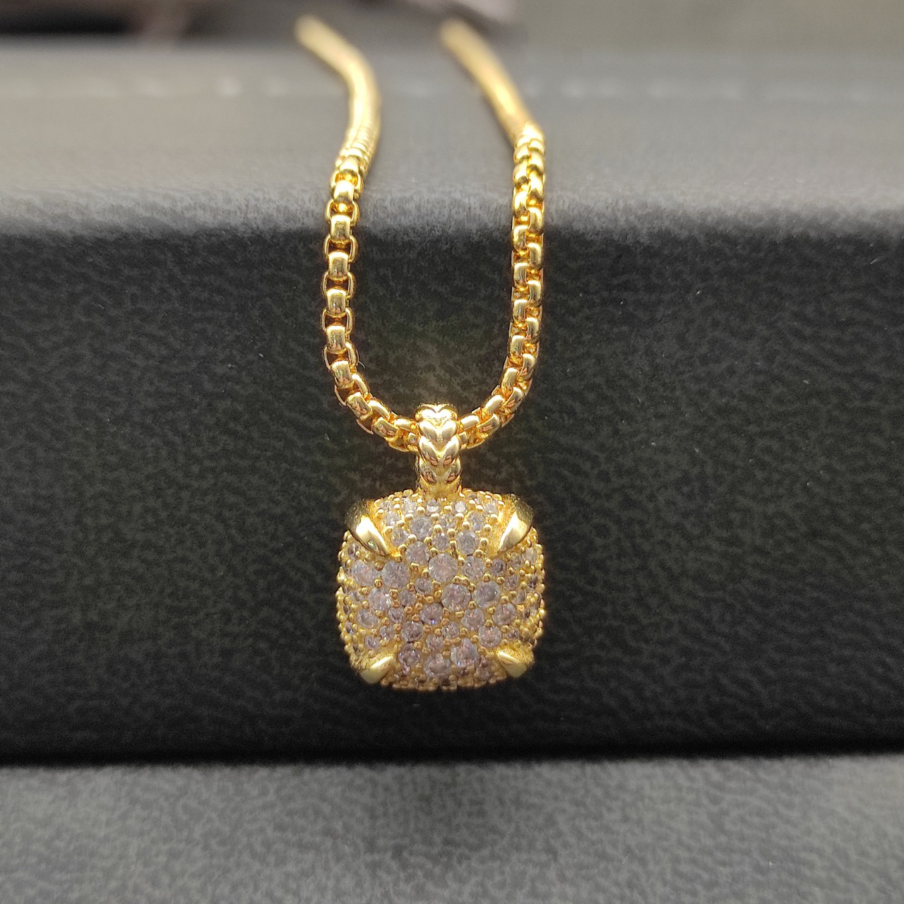Chatelaine® Pendant Necklace 18K Yellow Gold with Pavé Diamonds, 14mm