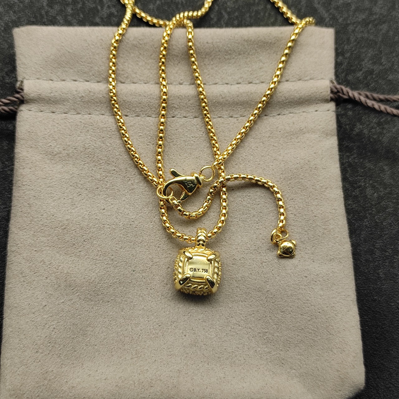 Chatelaine® Pendant Necklace 18K Yellow Gold with Pavé Diamonds, 14mm