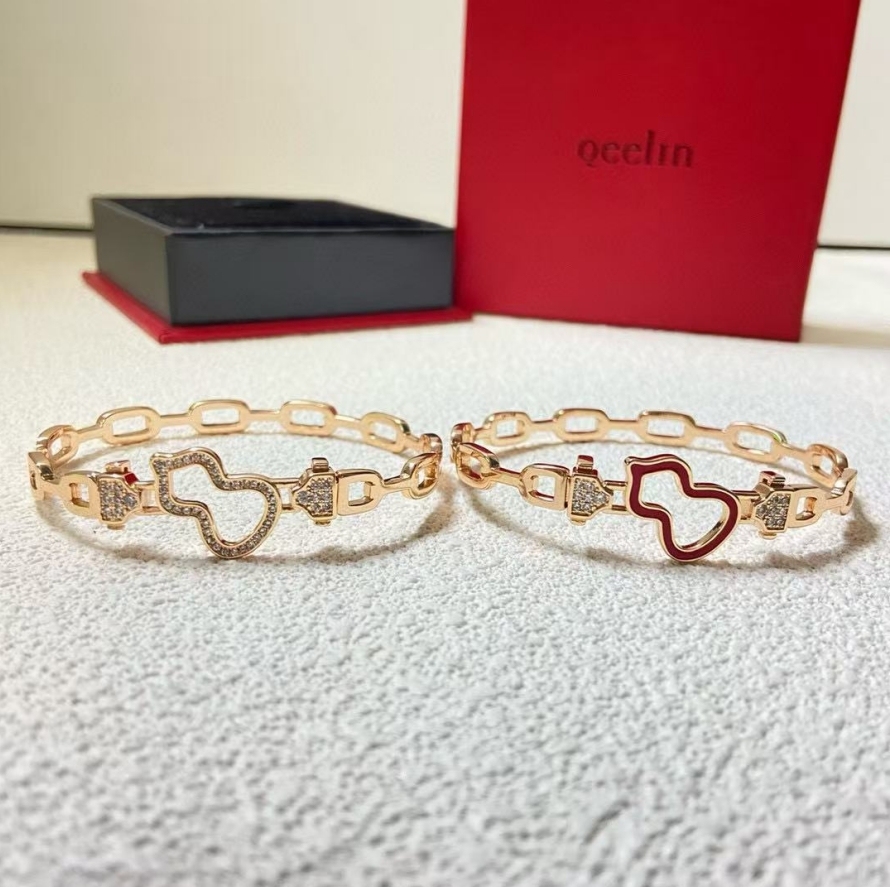 Petite Wulu Diamond Bracelet in  Gold