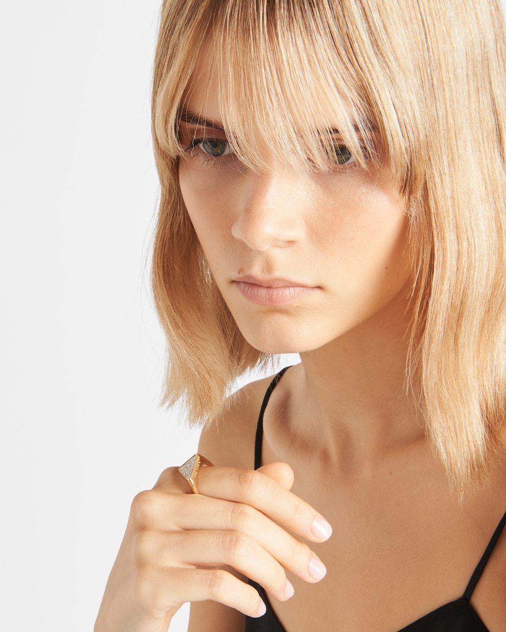 Eternal Gold signet ring in yellow gold with diamonds