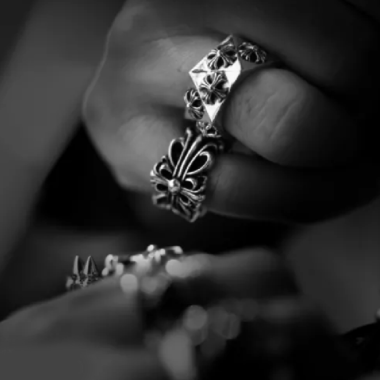 CH PLUS PENTAGON RING