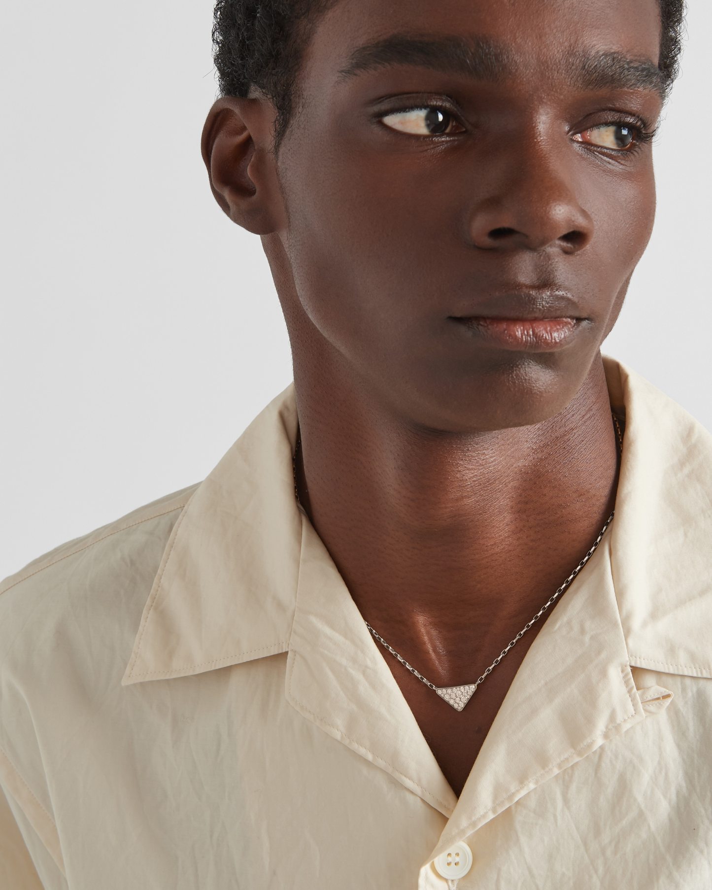 Eternal Gold mini triangle pendant necklace in white gold and diamonds