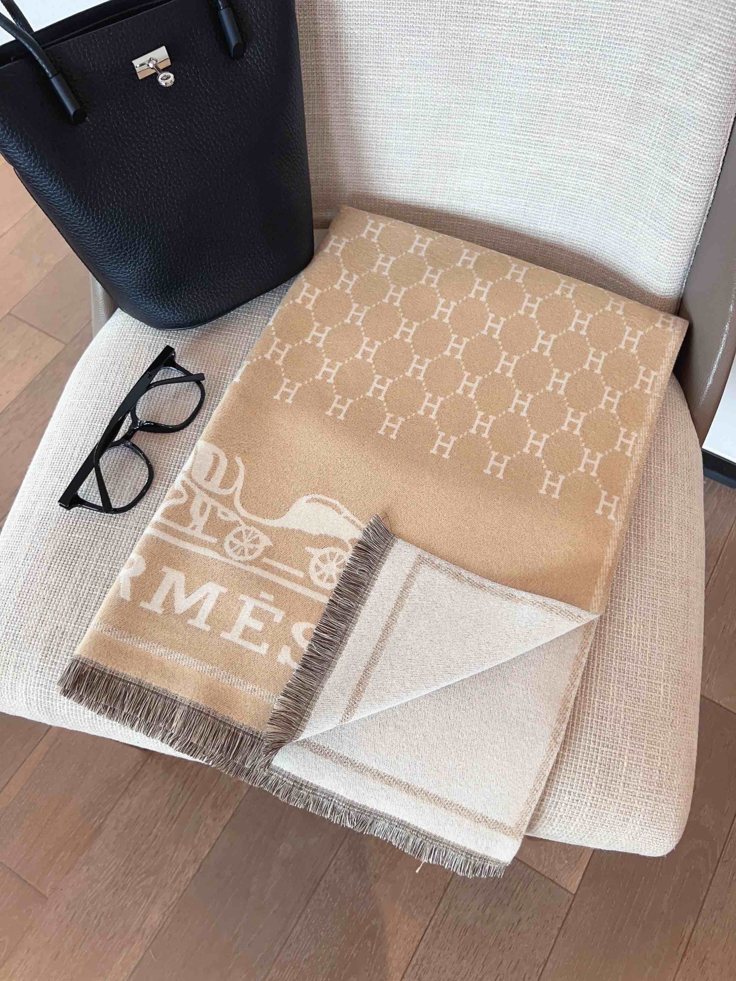 Fashion letter H scarf with horse hanging pattern