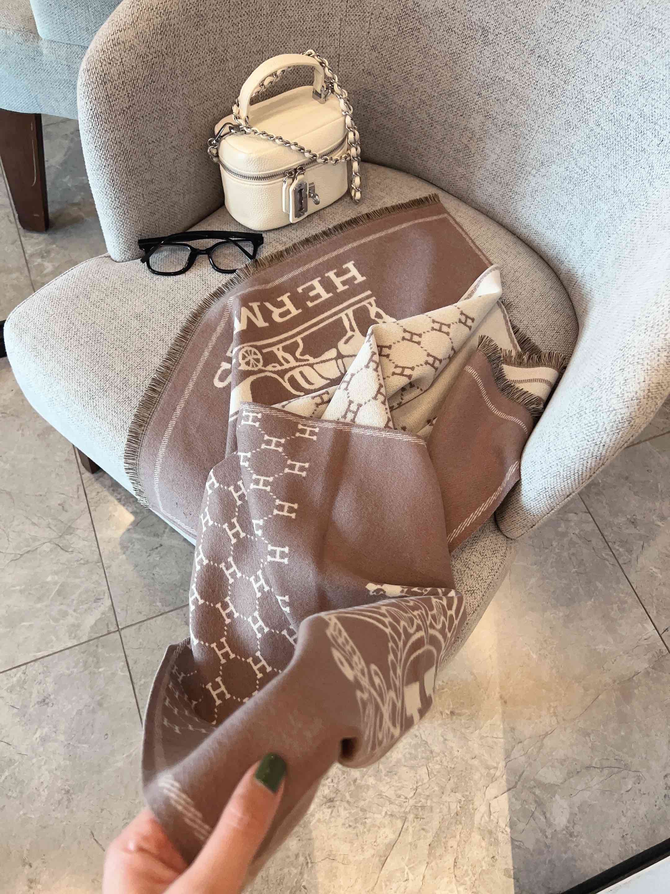 Fashion letter H scarf with horse hanging pattern