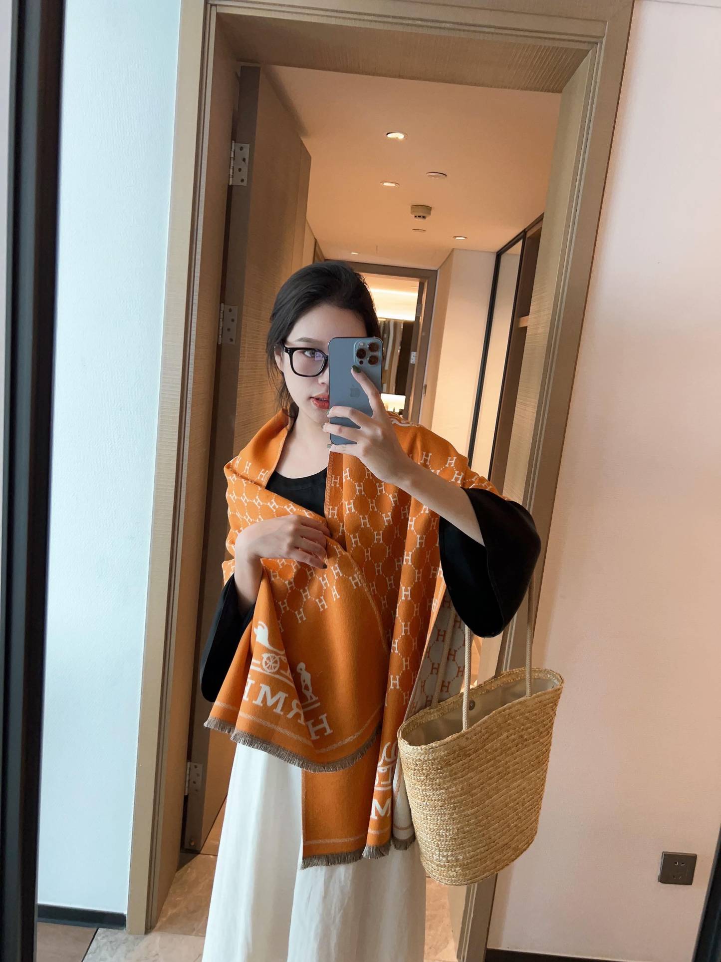 Fashion letter H scarf with horse hanging pattern