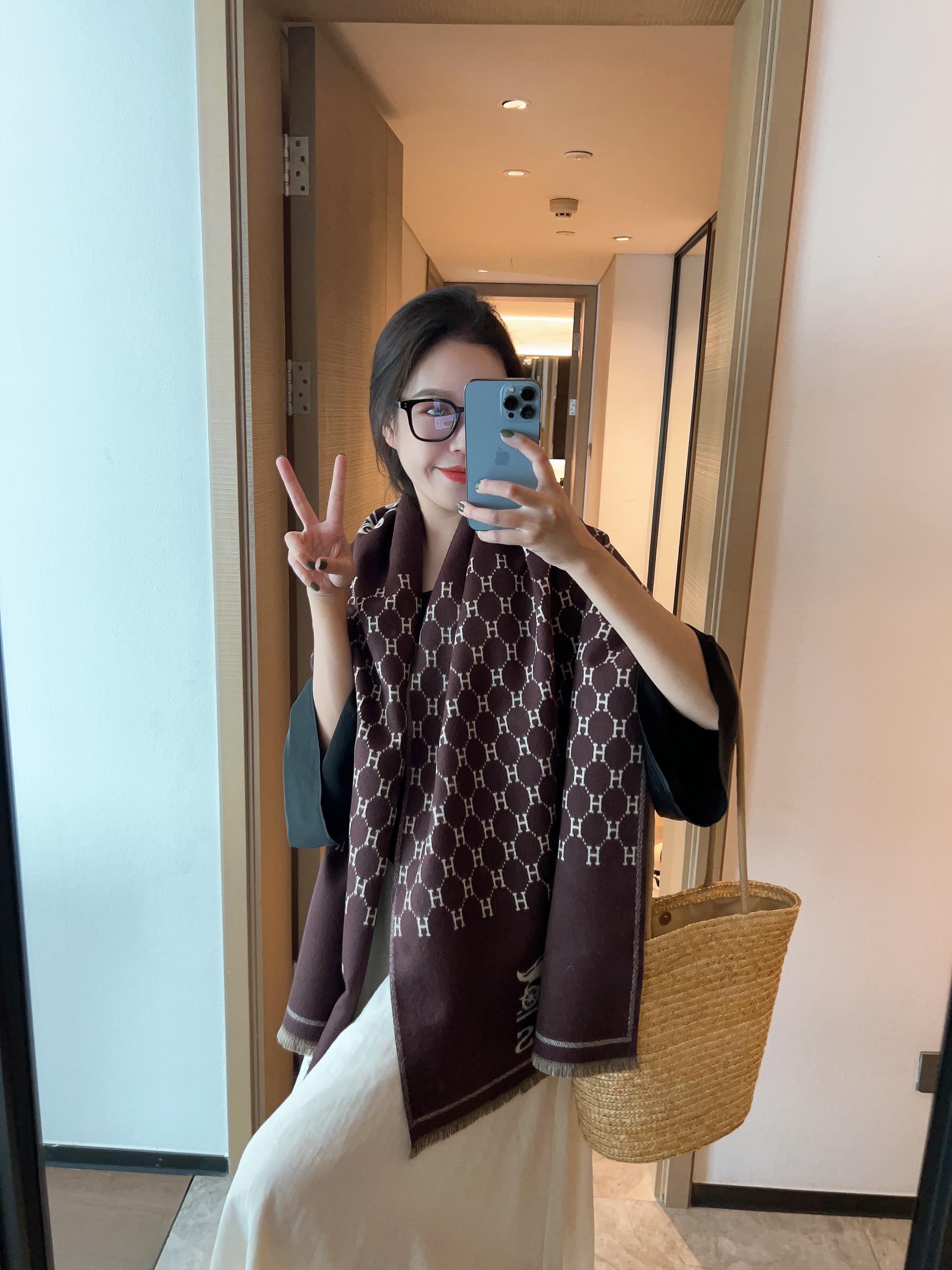 Fashion letter H scarf with horse hanging pattern