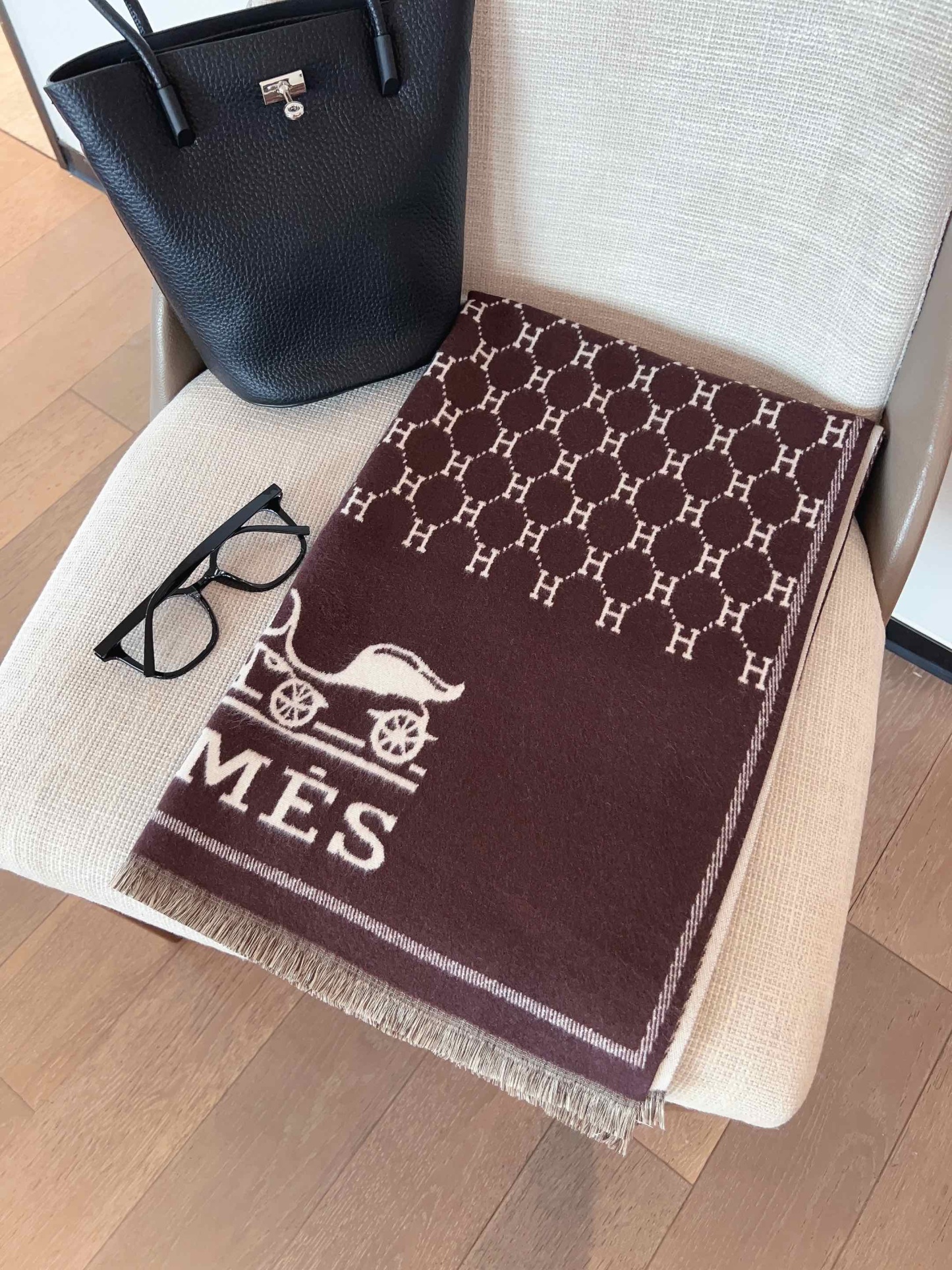 Fashion letter H scarf with horse hanging pattern