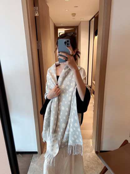 Fashionable four-leaf clover and baby's breath pattern scarf