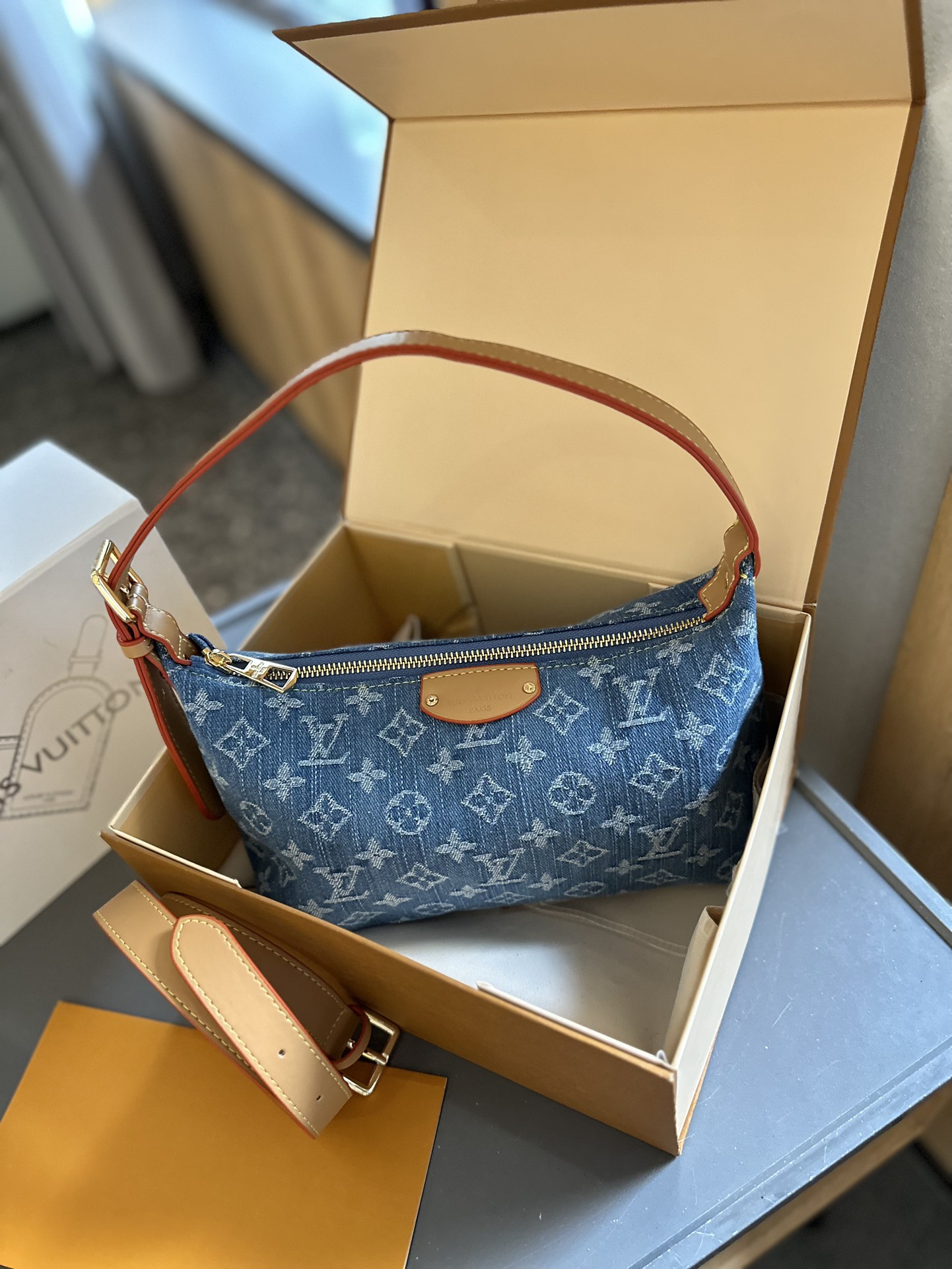 Hills Pochette