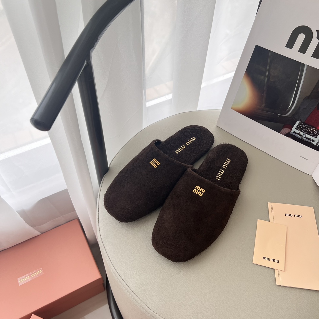 Suede slippers