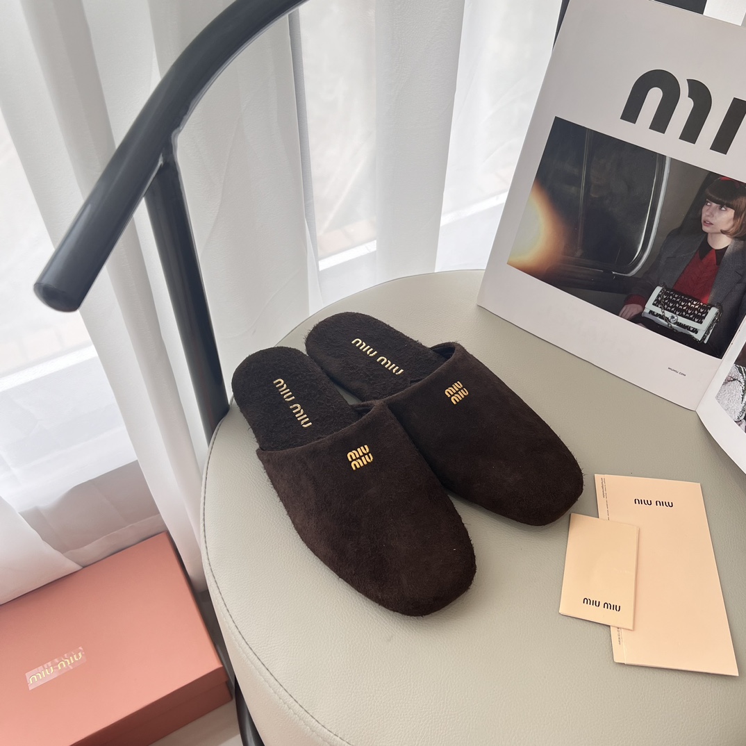 Suede slippers