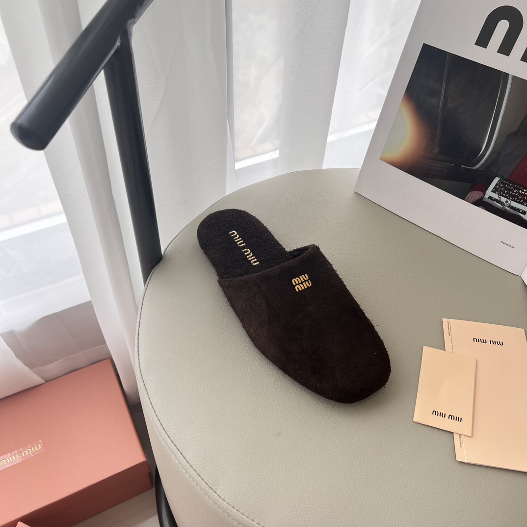Suede slippers