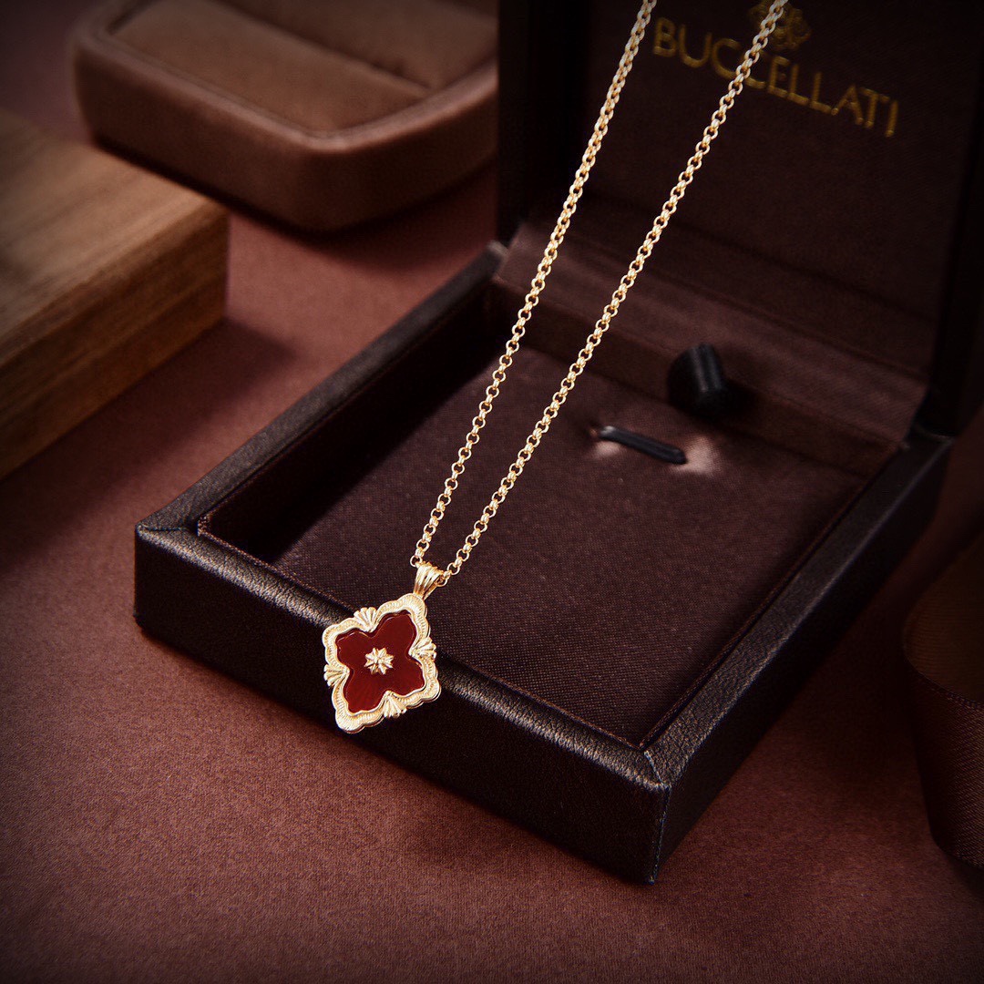 OPERA TULLE YELLOW GOLD PENDANT WITH RED ENAMEL BACKGROUND