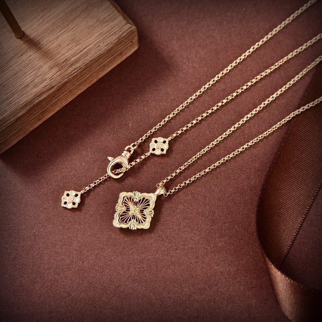 OPERA TULLE YELLOW GOLD PENDANT WITH RED ENAMEL BACKGROUND