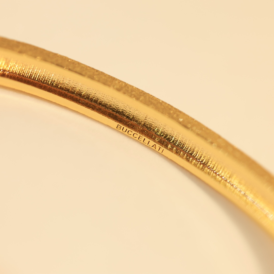 OPERA TULLE YELLOW 18K GOLD BANGLE BRACELET WITH RED ENAMEL BACKGROUND