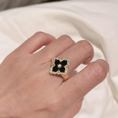 OPERA TULLE YELLOW GOLD RING WIT BALCK ENAMEL BACKGROUND AND LOGO