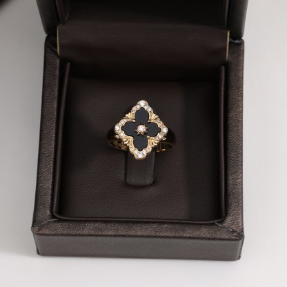 OPERA TULLE YELLOW GOLD RING WIT BALCK ENAMEL BACKGROUND AND LOGO