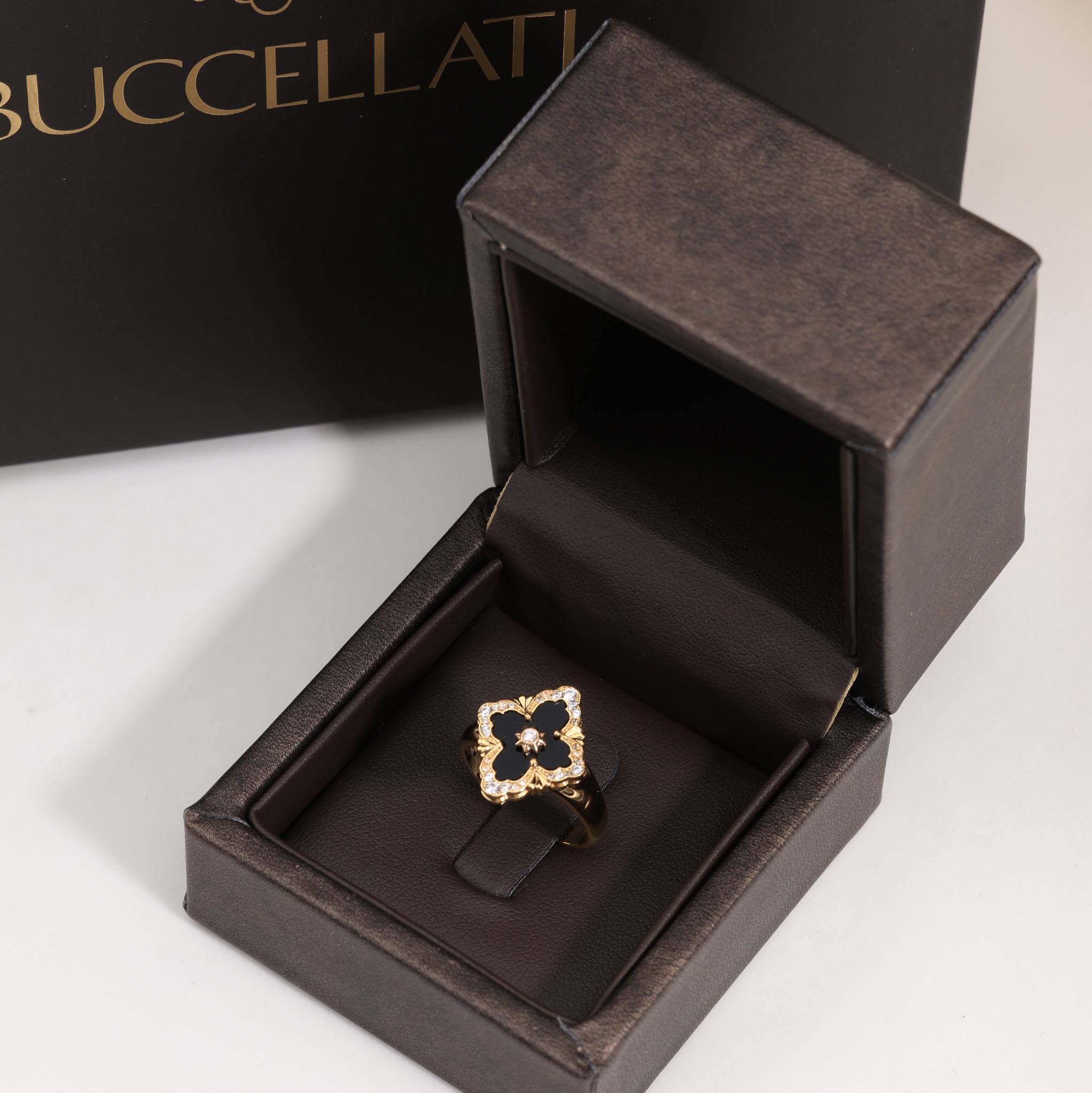 OPERA TULLE YELLOW GOLD RING WIT BALCK ENAMEL BACKGROUND AND LOGO