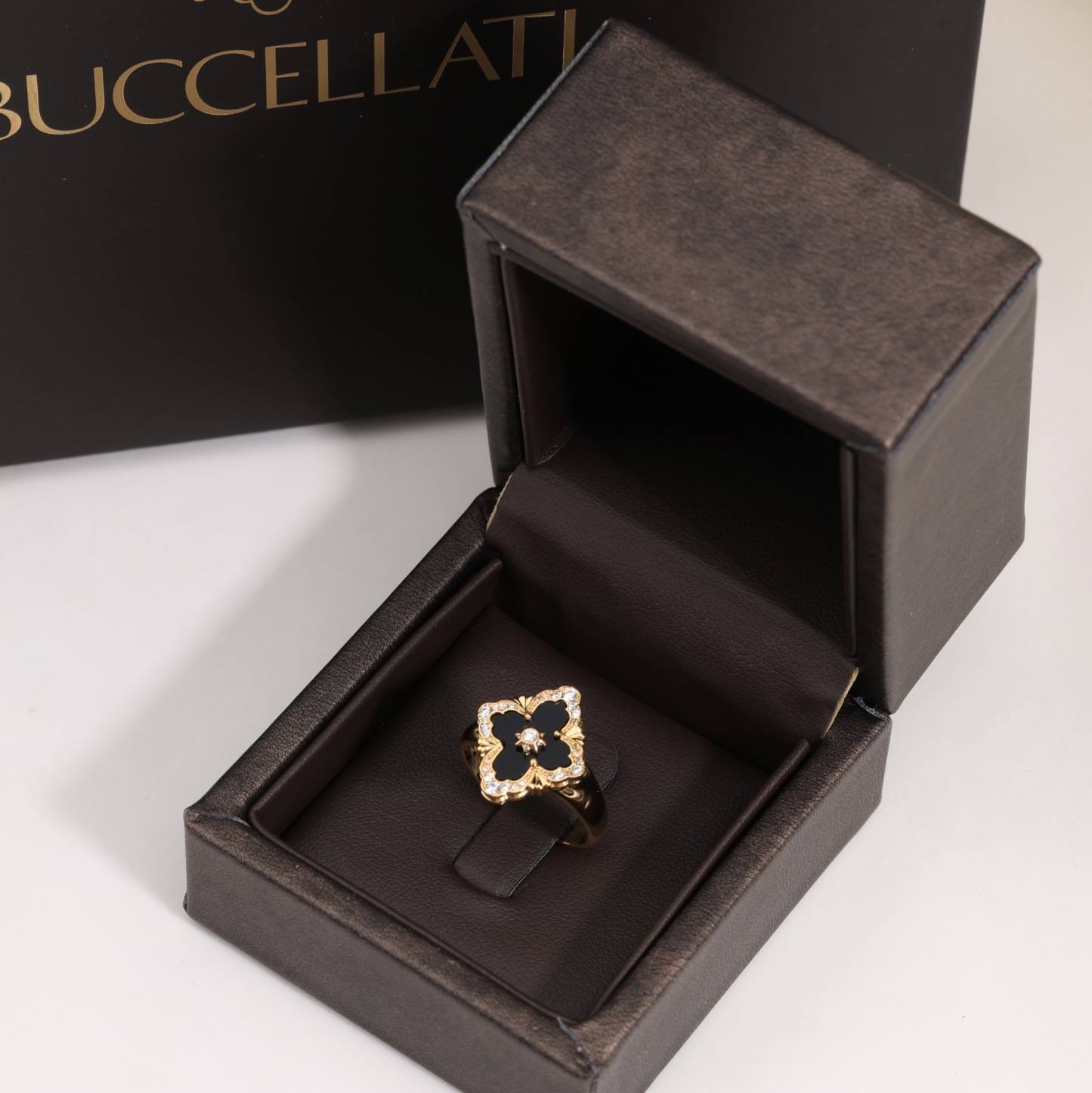 OPERA TULLE YELLOW GOLD RING WIT BALCK ENAMEL BACKGROUND AND LOGO