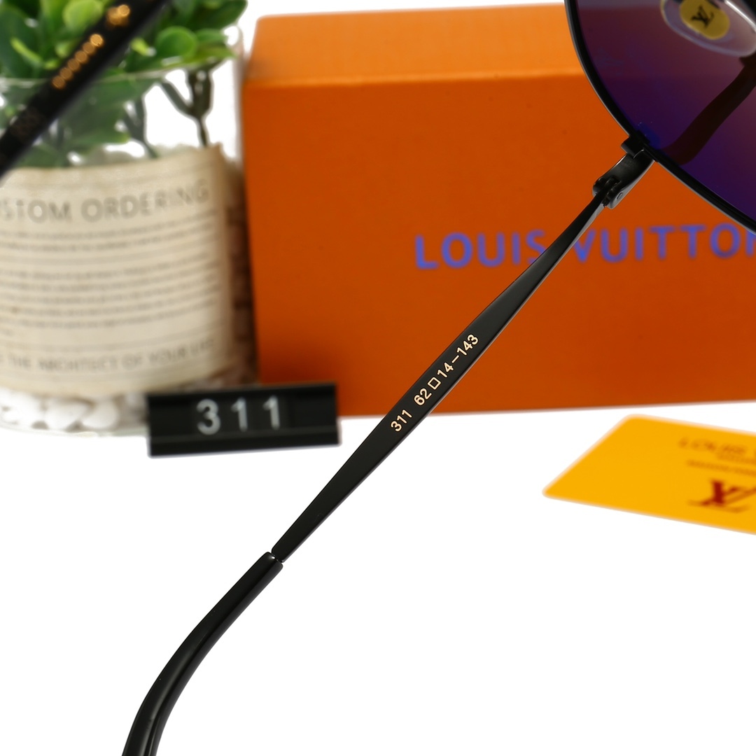 4-color fashionable LthtV sunglasses