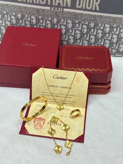 LOVE BRACELET + LOVE RING + VINTAGE ALHAMBRA PENDANT + VINTAGE ALHAMBRA BRACELET, 5 MOTIFS