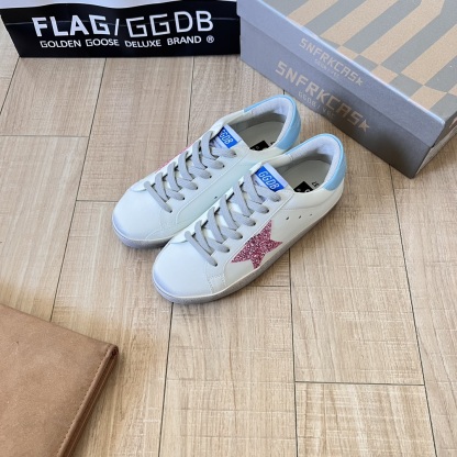 Super-Star Sabot with pink glitter star and suede toe