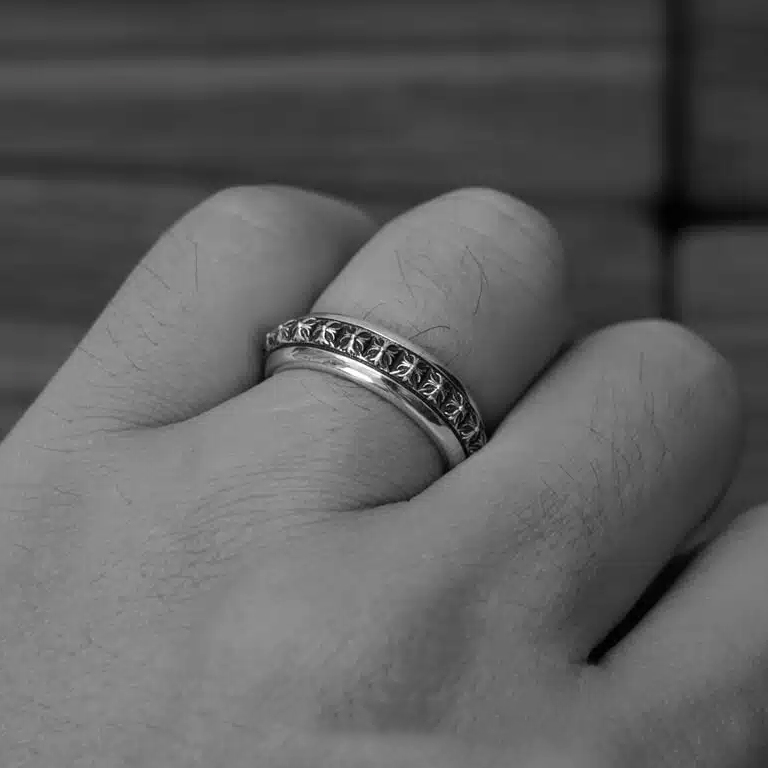 CH PLUS PYRAMID OPEN BAND RING