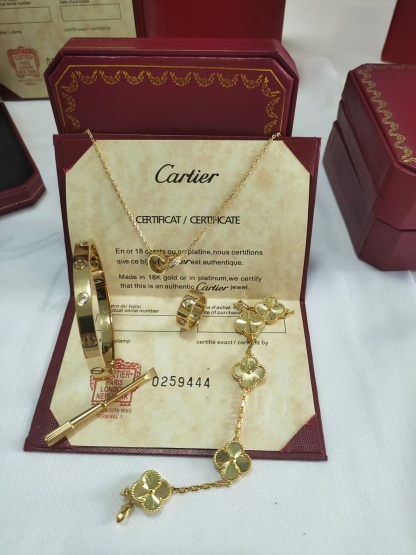 LOVE BRACELET, 4 DIAMONDS + LOVE RING, 3 DIAMONDS + LOVE NECKLACE, DIAMONDS + VINTAGE ALHAMBRA BRACELET, 5 MOTIFS